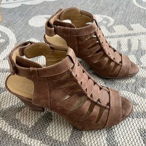 NATURALIZER OPEN TOE CUT OUT SANDALS. SIZE 8.5 M